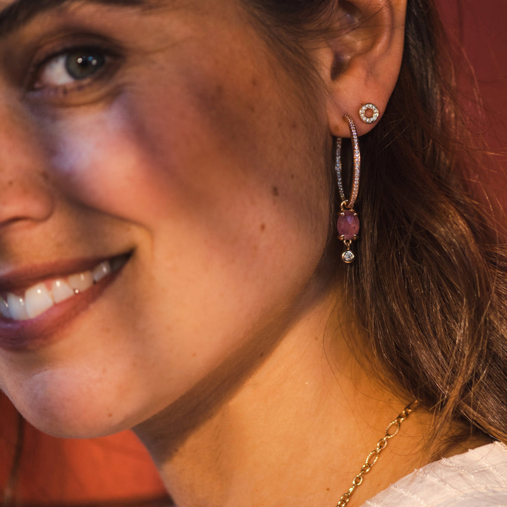 Catch single ear pendant