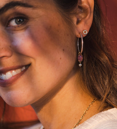Catch single ear pendant
